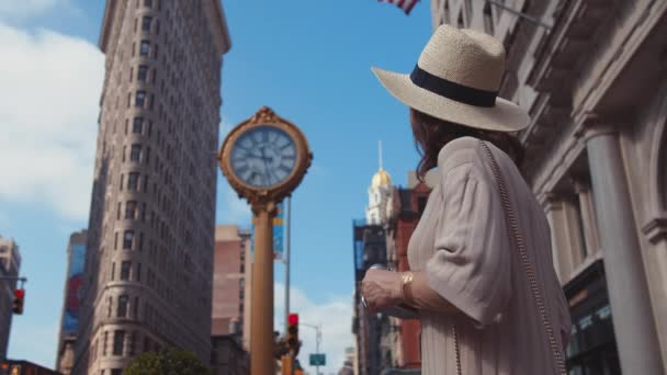 Młoda Dziewczyna Kamerą Retro Flatiron Nowym Jorku — Wideo stockowe