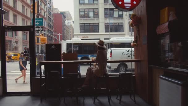 Attraktiv Ung Flicka Ett Café Manhattan — Stockvideo