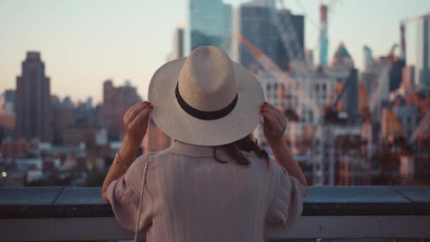 Junges Mädchen Mit Hut Schaut Von Einem Wolkenkratzer — Stockvideo