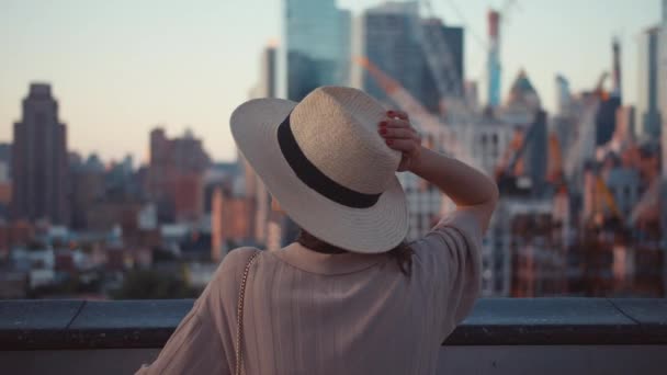 Young Girl Roof Skyscraper — Stock Video