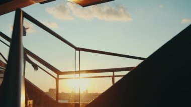 Gün batımında New York 'ta bir binada genç bir kız.