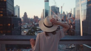 New York 'ta bir gökdelenin çatısında genç bir turist