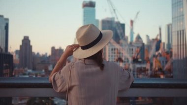 New York 'ta bir gökdelenin çatısında genç bir kız.