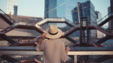 New York 'taki ünlü Vessel binasında genç bir turist