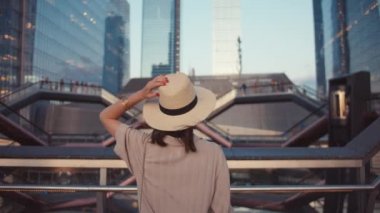 New York 'taki ünlü Vessel binasındaki genç kız.