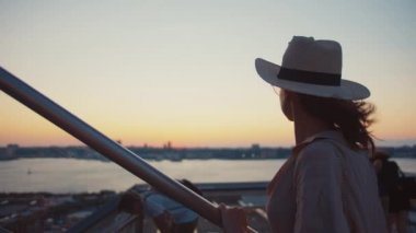 Gün batımında ünlü binada çekici bir turist.