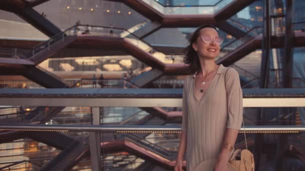 Uśmiechnięta Dziewczyna Słynnym Budynku Nowym Jorku — Wideo stockowe