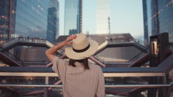 Młoda Dziewczyna Słynnym Budynku Vessel Nowym Jorku — Wideo stockowe