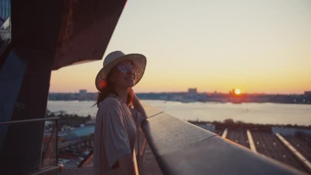 日落时分在著名的大楼里微笑的女人 — 图库视频影像