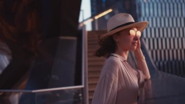 New York 'ta bir gökdelende güzel bir genç kadın