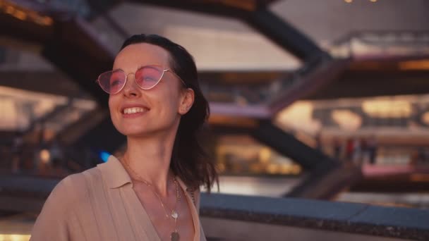 ニューヨークの造船所で幸せな女の子 — ストック動画