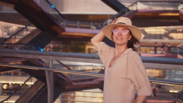 有名な建物 ニューヨークの魅力的な女性 — ストック動画
