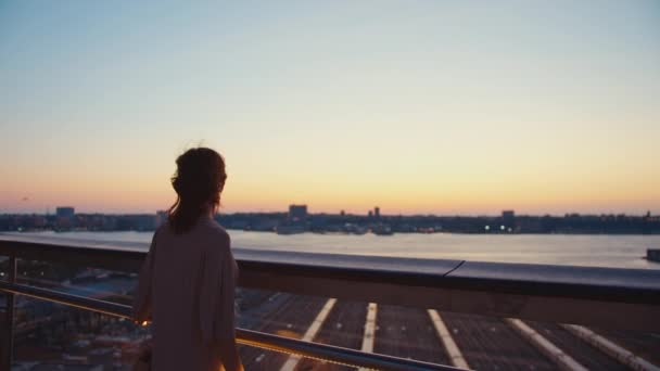 Ung Kvinna Taket Till Skyskrapa New York — Stockvideo