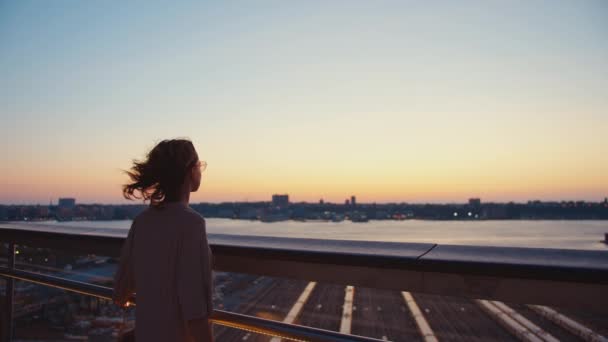 Niña Techo Rascacielos Atardecer — Vídeo de stock