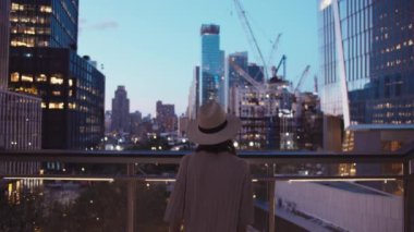 New York 'ta çatıda genç bir kadın var.