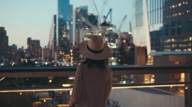 Bir gökdelenin çatısında genç bir turist, Nyc 