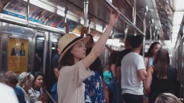 New York 'ta metro vagonunda genç bir yolcu.