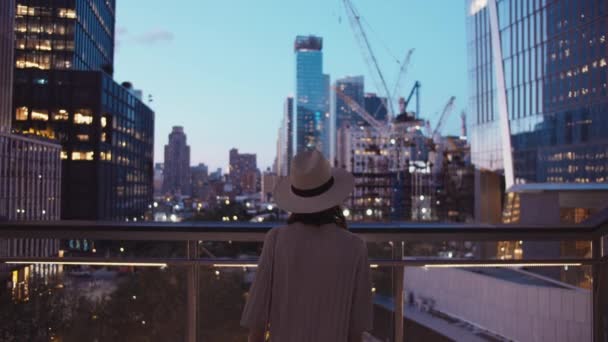 Jonge Vrouw Het Dak New York City — Stockvideo