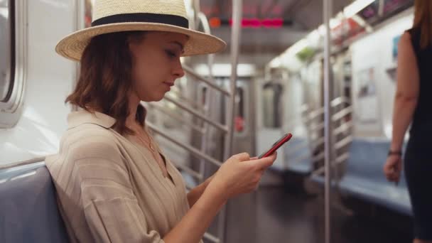 Passageiro Jovem Com Telefone Celular Metrô — Vídeo de Stock