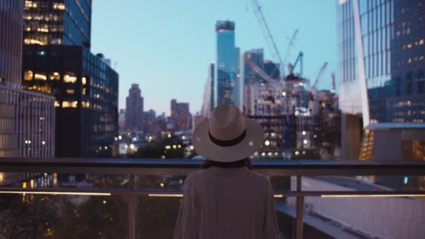 Ung Kvinna Taket Till Skyskrapa Natten — Stockvideo