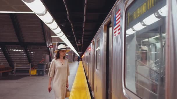 Jonge Passagier Stapt Een Metrowagon Nyc — Stockvideo