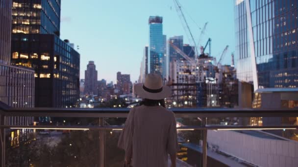 Mujer Joven Nueva York Por Noche — Vídeo de stock