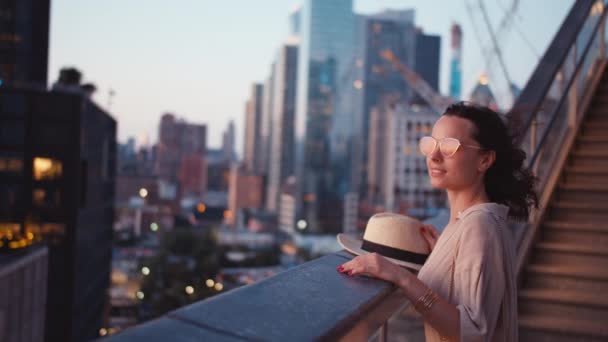 ニューヨークの建物内の若い観光客 — ストック動画
