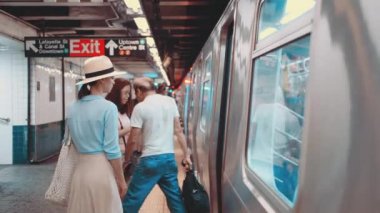 Metro istasyonundaki genç kız.