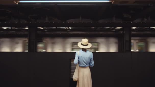 Chica Joven Esperando Tren Metro — Vídeos de Stock