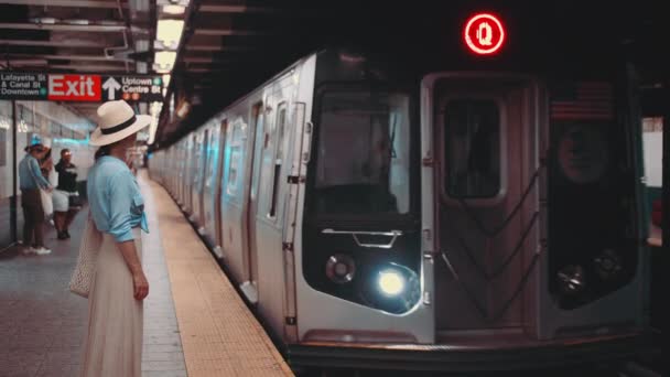 Привлекательная Девушка Ждет Поезд Станции Метро — стоковое видео