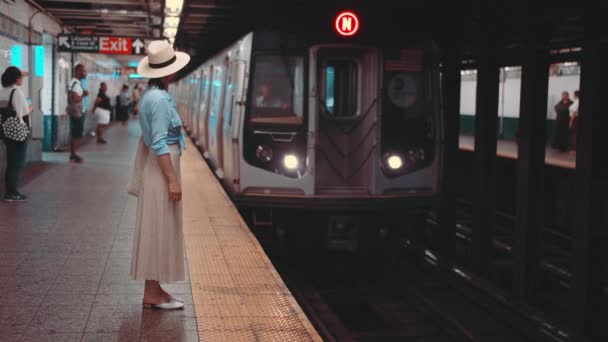 Chica Atractiva Una Estación Metro Ciudad Nueva York — Vídeo de stock