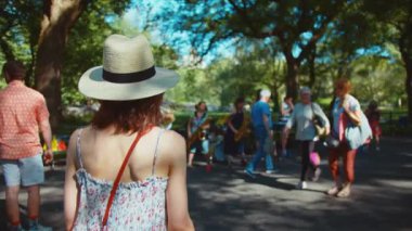 New York 'ta Central Park' ta yürüyen genç bir kız.