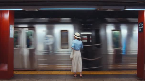 地下鉄の駅で電車を待っている若い女の子 — ストック動画