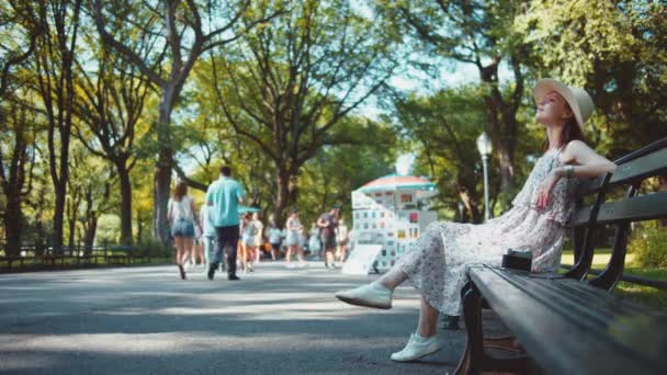 Chica Sonriente Sentada Banco Central Park Verano — Vídeo de stock