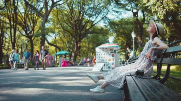 Niña Sentada Banco Central Park — Vídeo de stock