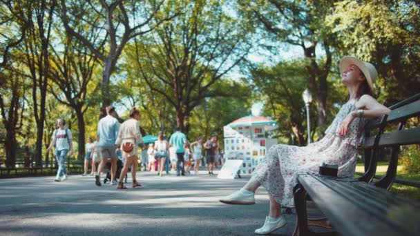 Chica Sonriente Sentada Banco Parque Nueva York — Vídeos de Stock