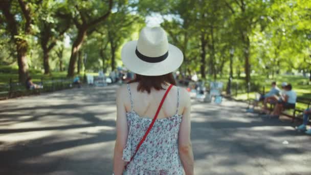 Fiatal Lány Sétál Sikátorban Nyáron — Stock videók
