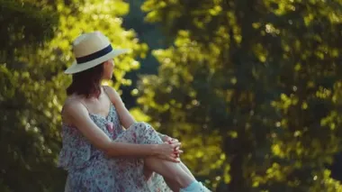 Yaz parkta genç kız