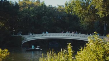 Central Park 'ta gölette kayıkla gezen insanlar.