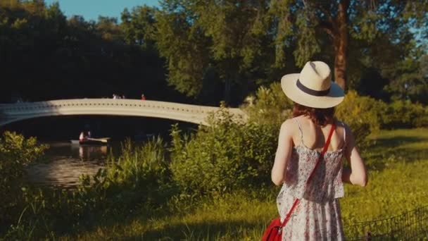 Jovem Fotógrafo Central Park Dia Verão — Vídeo de Stock