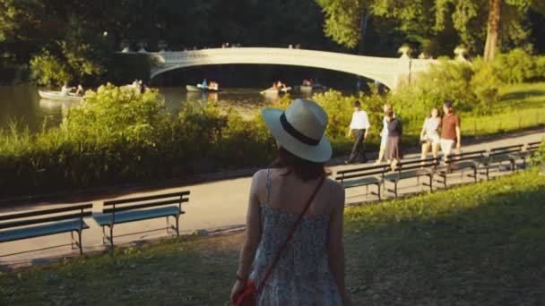 Chica Joven Central Park Verano — Vídeo de stock