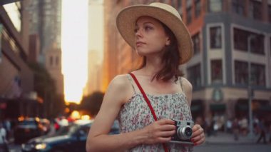 Gün batımında Manhattan 'da genç bir turist