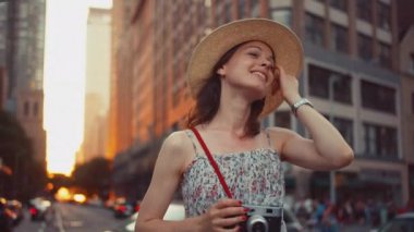 Günbatımında New York 'ta çekici bir kadın.