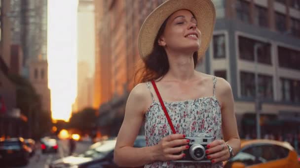 日落时分 年轻的摄影师在纽约带着一台复古相机 — 图库视频影像