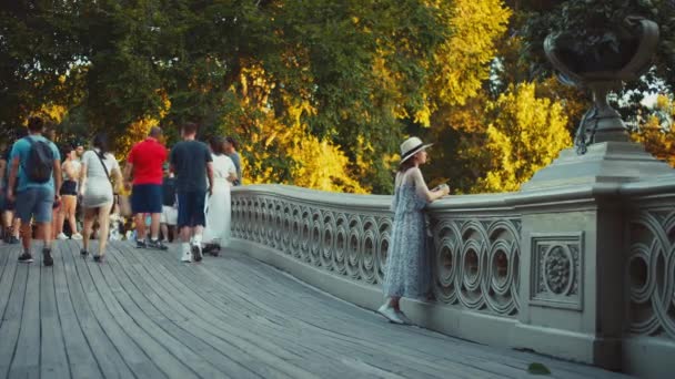 Ung Turist Med Retrokamera Central Park Nyc — Stockvideo