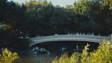 Central Park 'taki köprüde insanlar