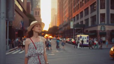New York 'ta kameralı genç bir fotoğrafçı.