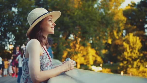 Joven Fotógrafo Con Una Cámara Retro Parque Nueva York — Vídeo de stock