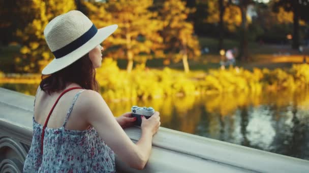 Chica Joven Con Una Cámara Retro Parque Nueva York — Vídeo de stock