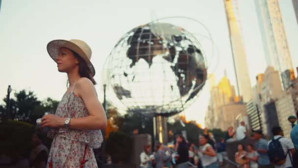 Junge Touristin Mit Retro Kamera Kolumbuskreis — Stockvideo